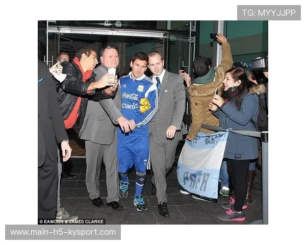 梅西与球迷餐厅合影互动后低调离去，温情依旧