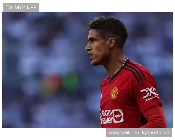 曼联33岁铁腰大爆发！近5场独造4球，曼联官宣续约铁卫